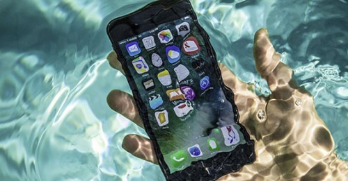 Thói quen sai lầm của người dùng khi xử lý điện thoại bị nhúng nước